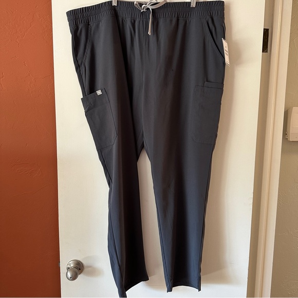 NWT Beyond Scrubs Grace 9-Pocket Tapered Leg Cargo Pant - Picture 3 of 8